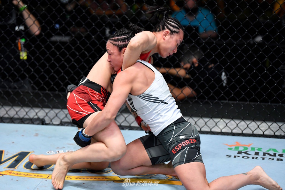 UFC闫晓楠TKO不敌埃斯帕扎