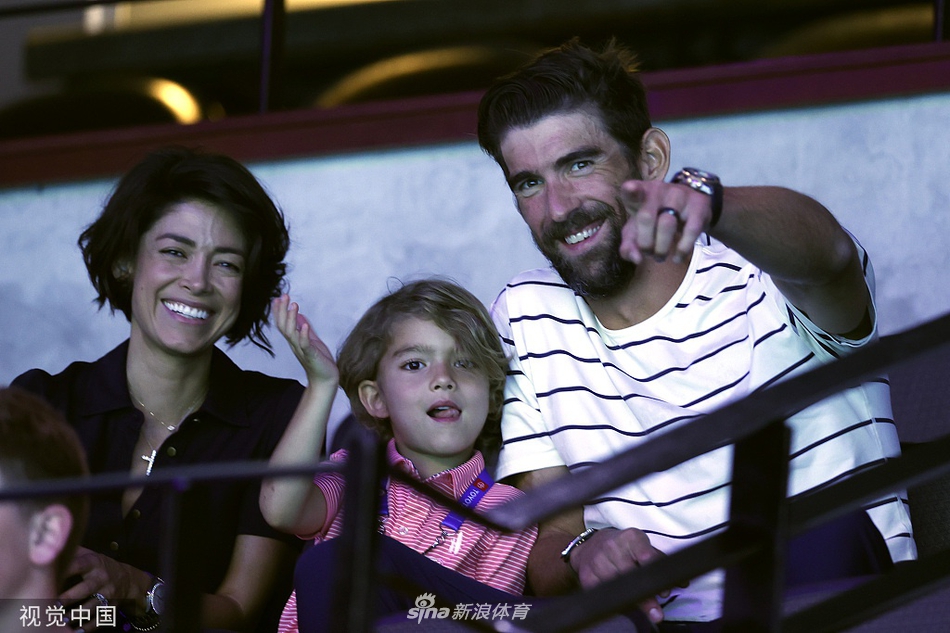 美国奥运游泳选拔赛：菲尔普斯携家人观战