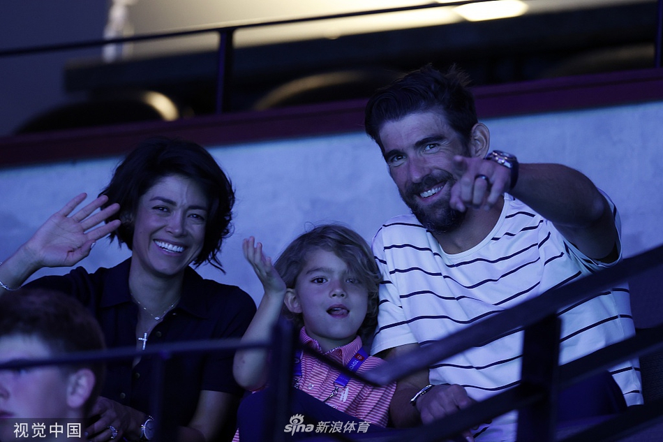 美国奥运游泳选拔赛：菲尔普斯携家人观战