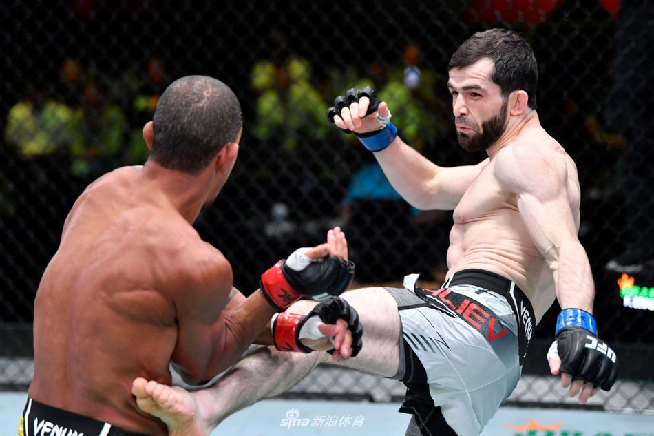 劳尼-巴塞洛斯 VS 提穆尔-瓦利耶夫 (6)