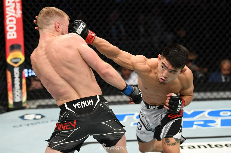 UFC宋亚东险胜凯西-肯尼