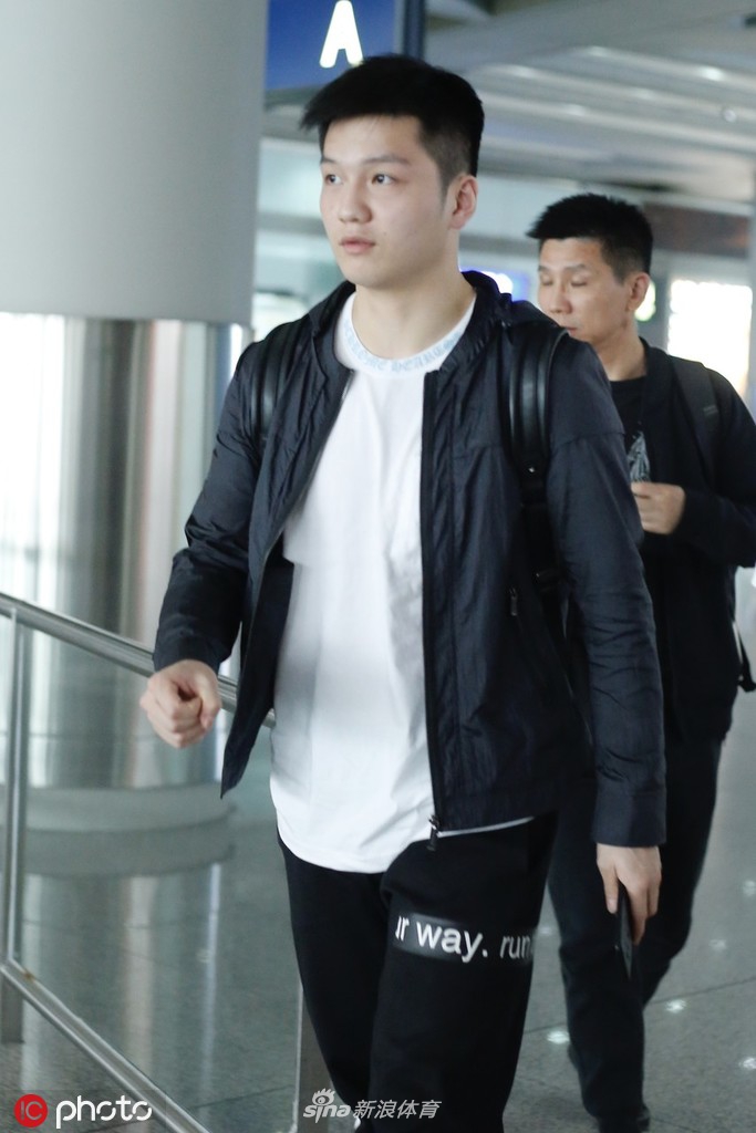 樊振东机场低头看手机