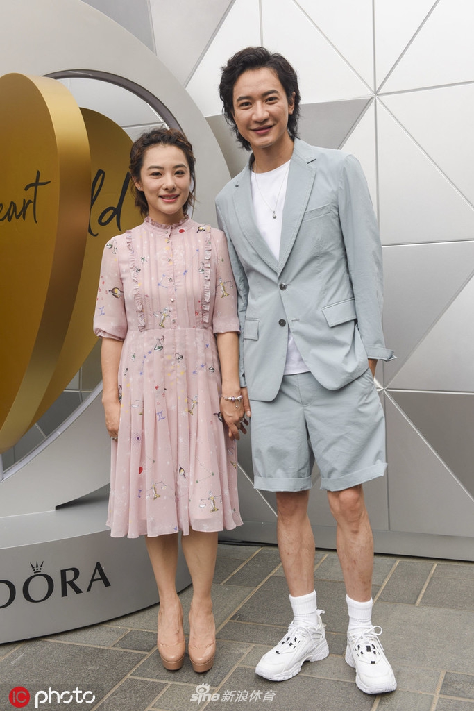 刘璇与老公出席时尚活动 十指紧扣笑容甜美