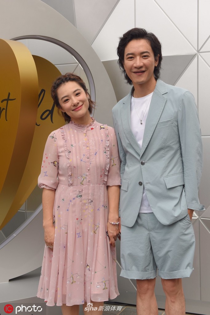 刘璇与老公出席时尚活动 十指紧扣笑容甜美