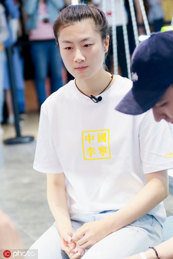 丁宁现身担任剪彩嘉宾