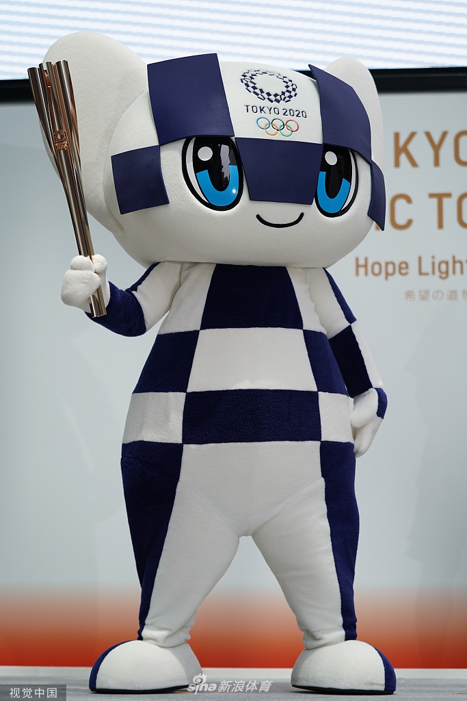 石原里美展示东京奥运会火炬手制服