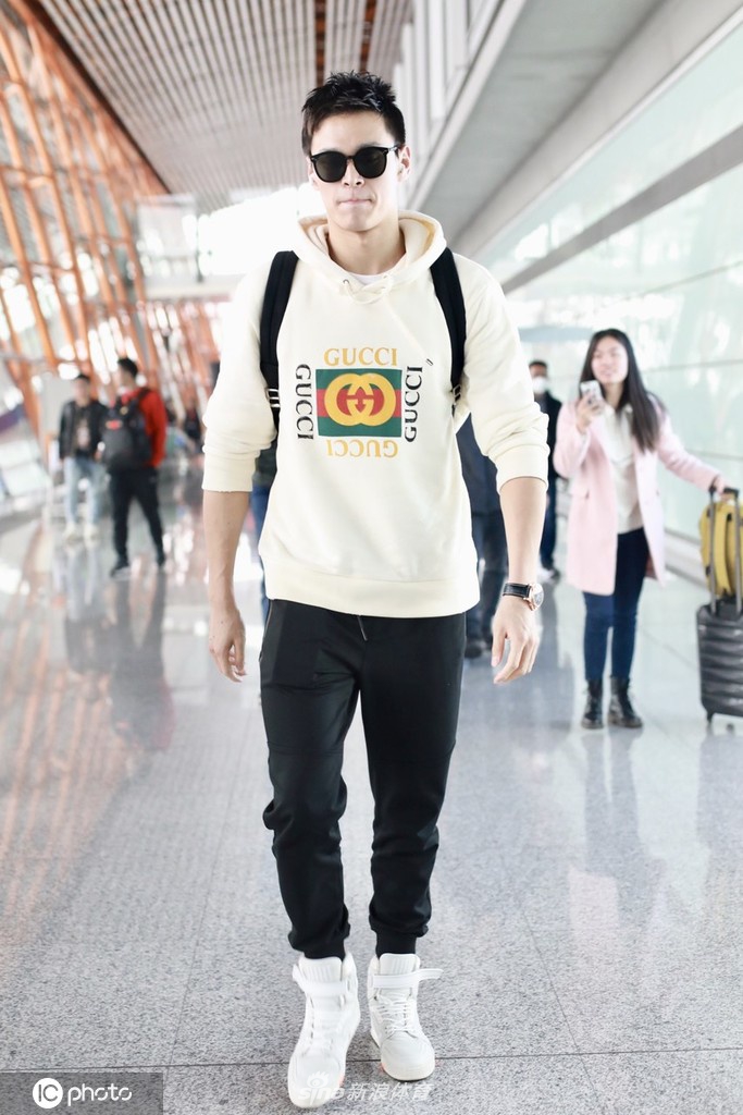 孙杨昂首挺胸现身首都机场