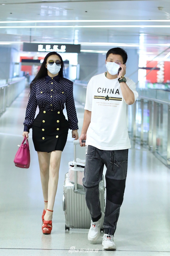 邹市明冉莹颖现身机场 两人并肩同行十指紧扣