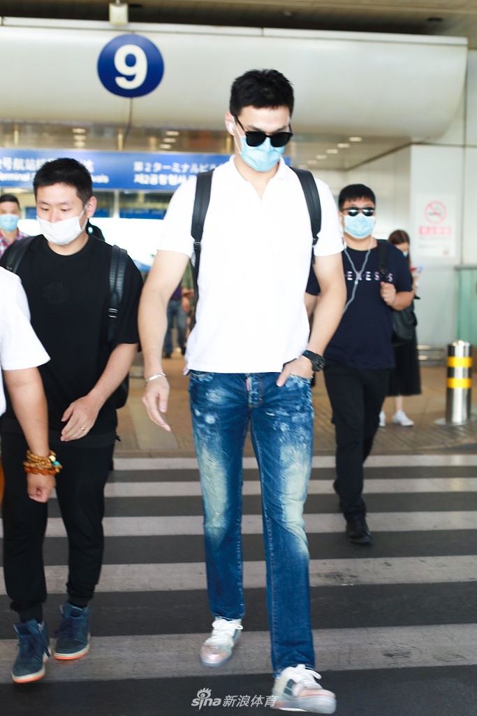 孙杨低调现身北京机场 步履匆匆