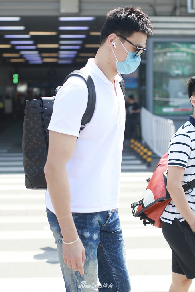 孙杨低调现身北京机场 步履匆匆