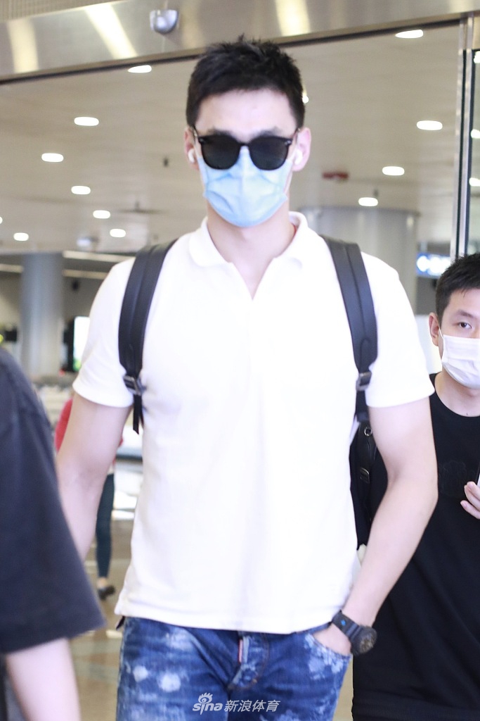孙杨低调现身北京机场 步履匆匆
