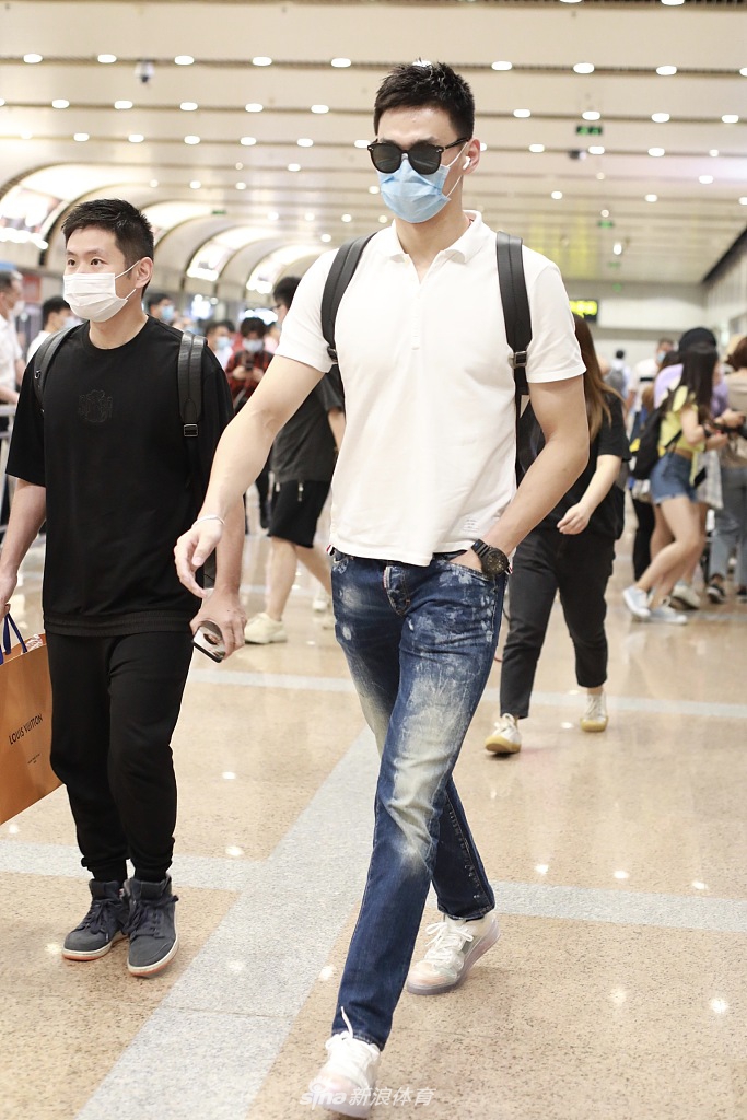 孙杨低调现身北京机场 步履匆匆