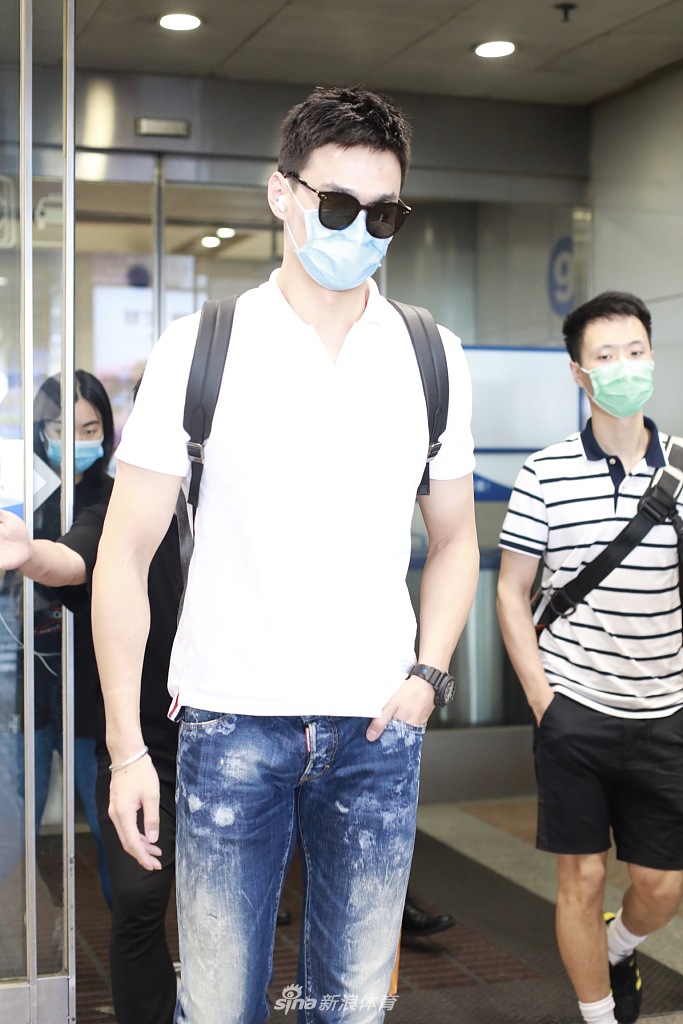 孙杨低调现身北京机场 步履匆匆