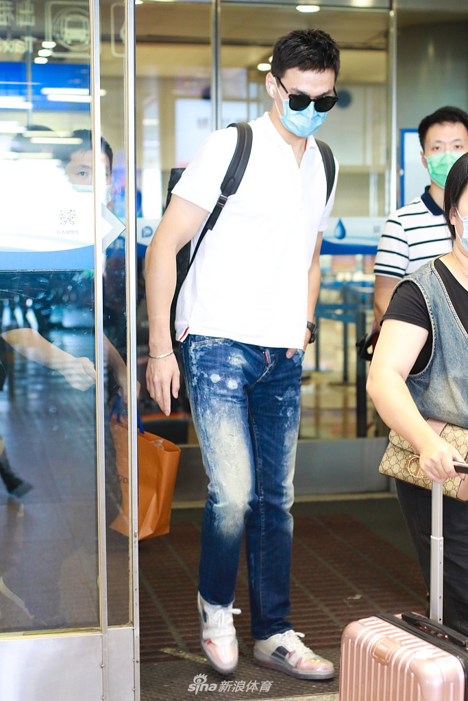 孙杨低调现身北京机场 步履匆匆