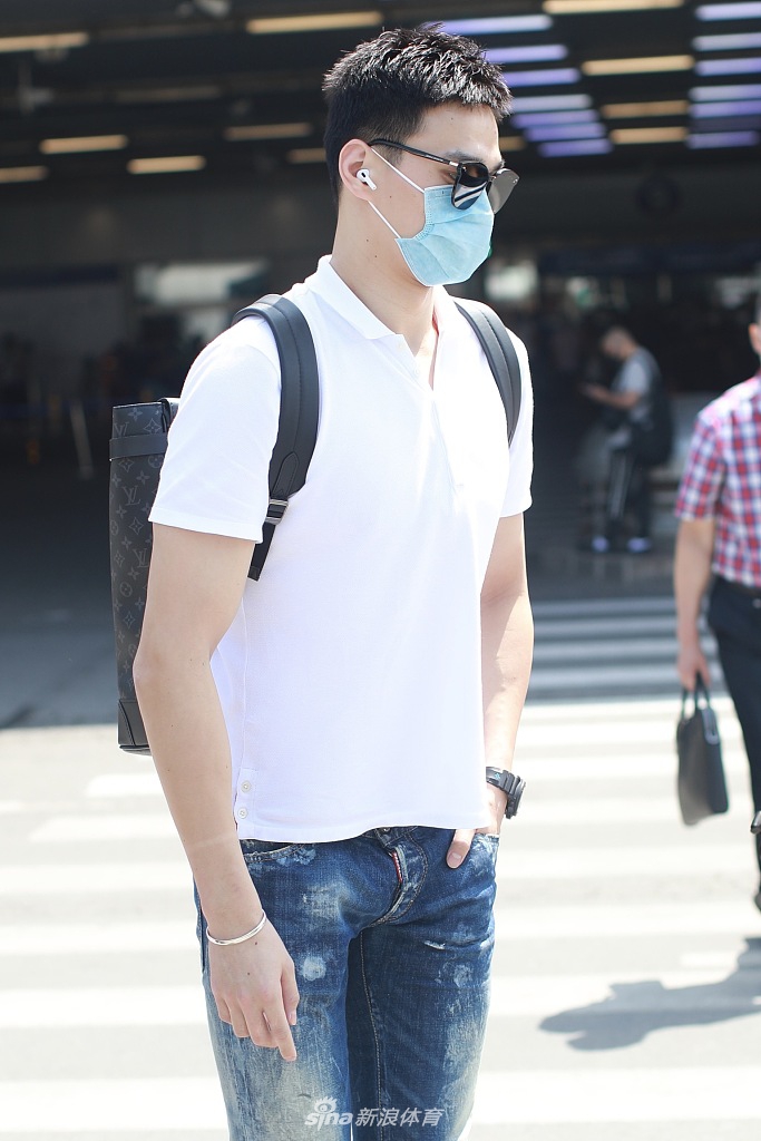 孙杨低调现身北京机场 步履匆匆