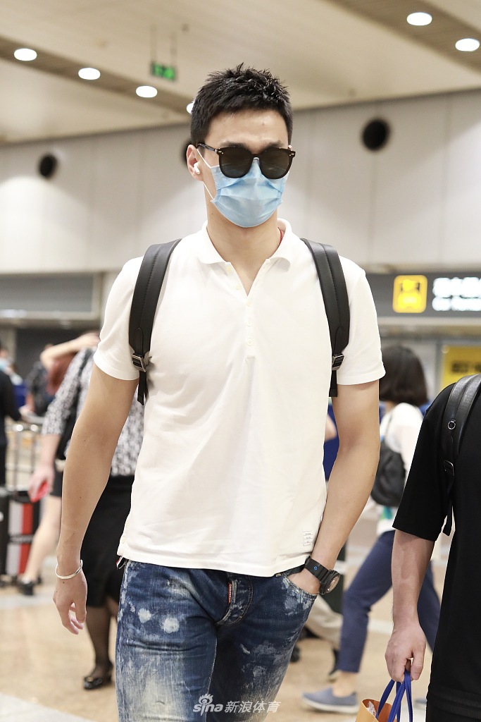 孙杨低调现身北京机场 步履匆匆