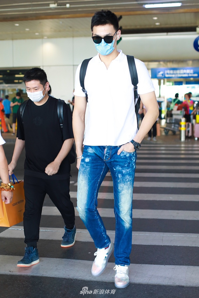 孙杨低调现身北京机场 步履匆匆