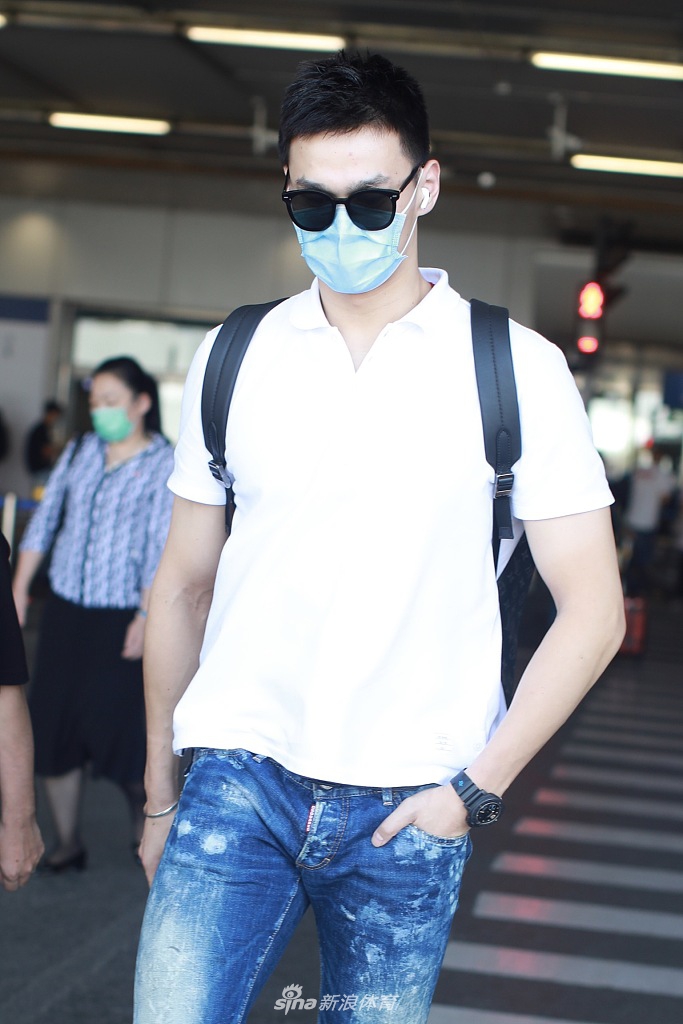 孙杨低调现身北京机场 步履匆匆