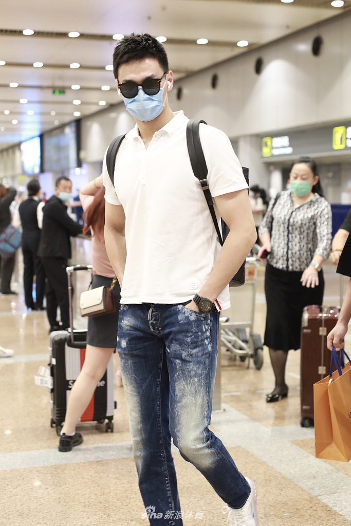 孙杨低调现身北京机场 步履匆匆