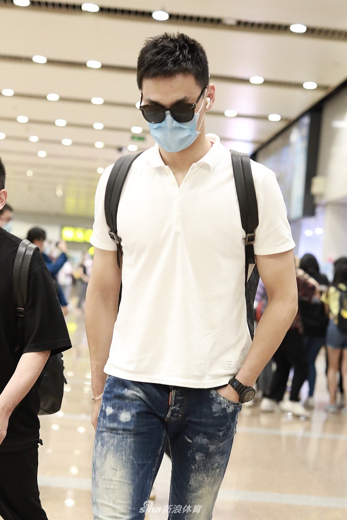 孙杨低调现身北京机场 步履匆匆