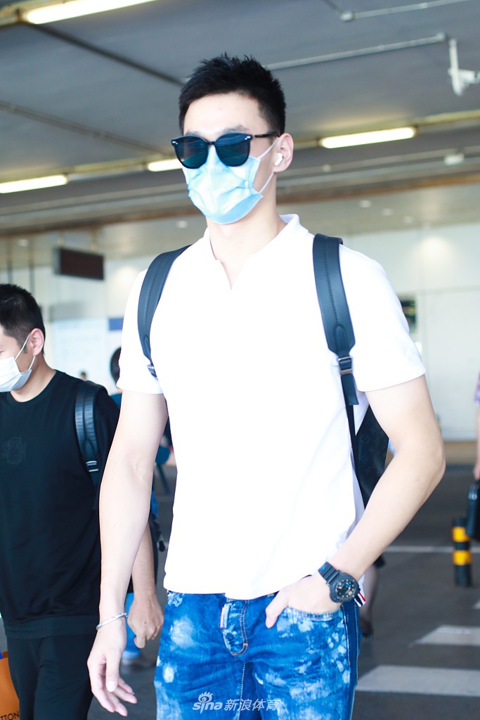 孙杨低调现身北京机场 步履匆匆