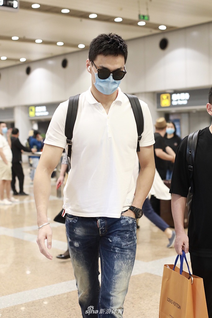 孙杨低调现身北京机场 步履匆匆