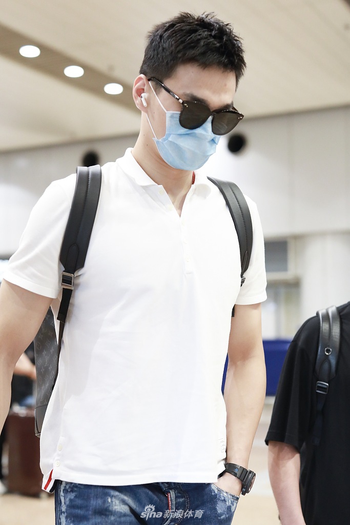 孙杨低调现身北京机场 步履匆匆