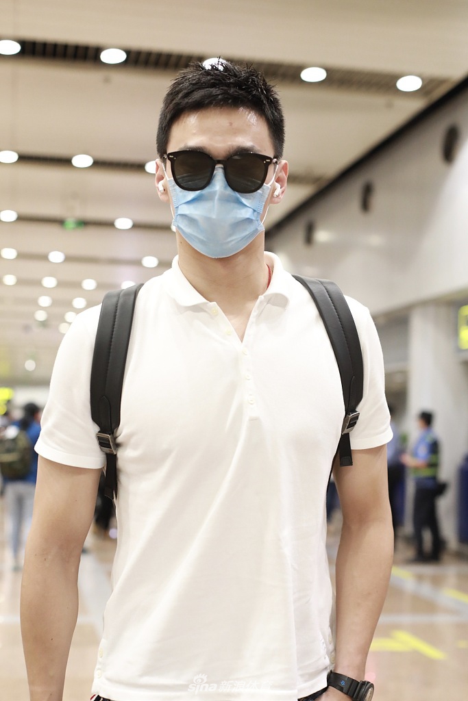 孙杨低调现身北京机场 步履匆匆