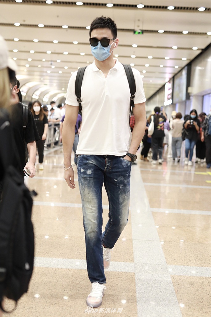孙杨低调现身北京机场 步履匆匆