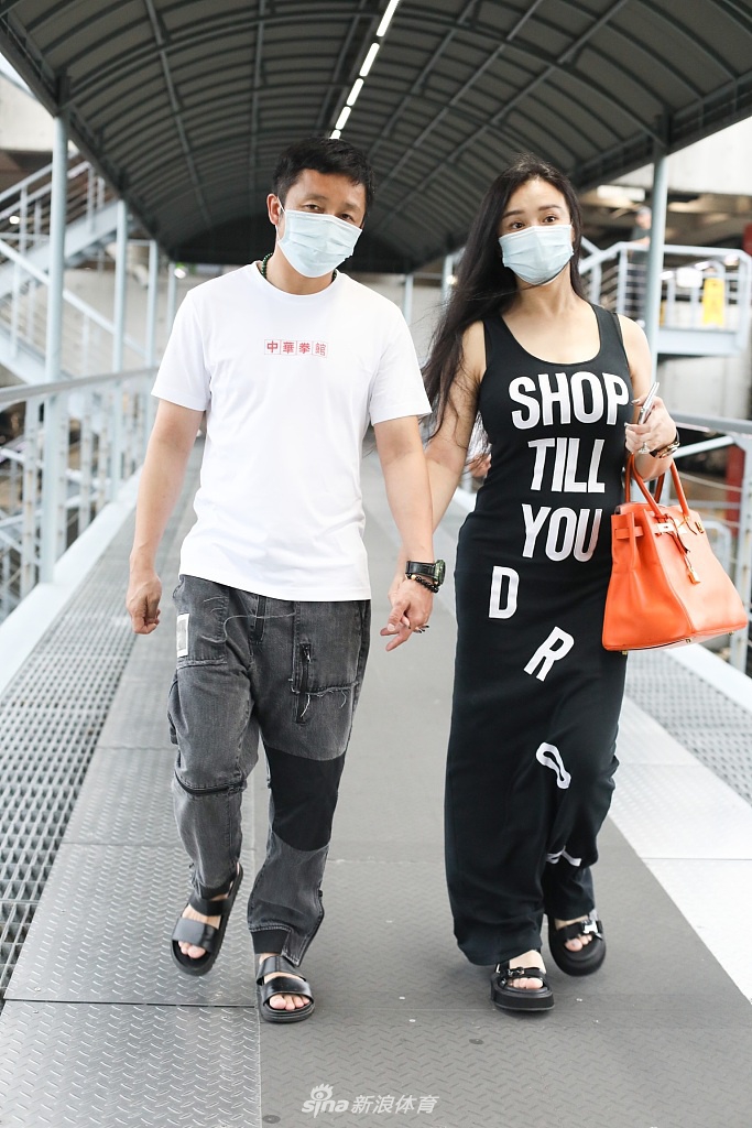 邹市明冉莹颖现身虹桥机场 牵手同行显恩爱