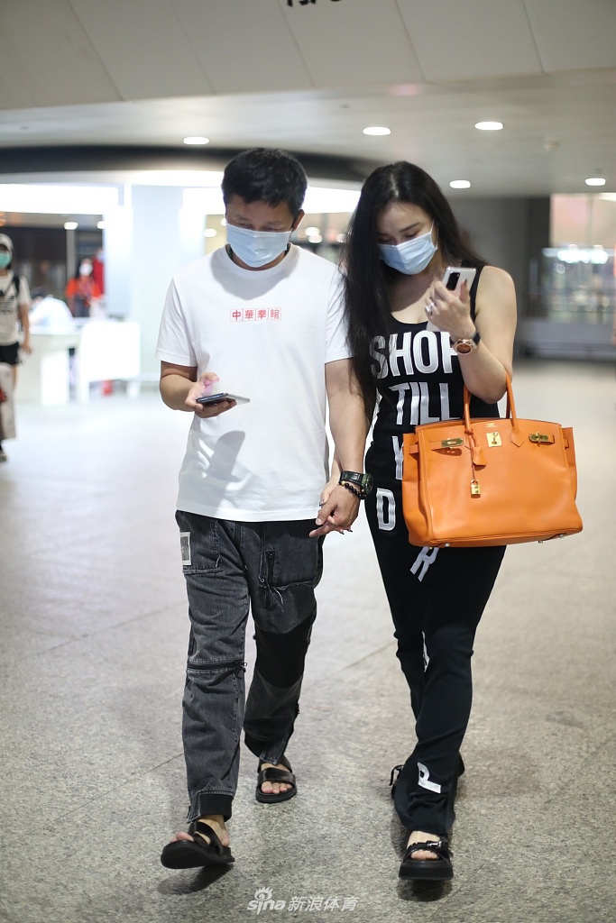 邹市明冉莹颖现身虹桥机场 牵手同行显恩爱