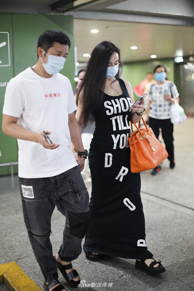 邹市明冉莹颖现身虹桥机场 牵手同行显恩爱