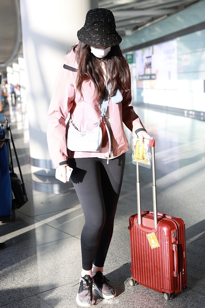 惠若琪独自现身机场 造型清新
