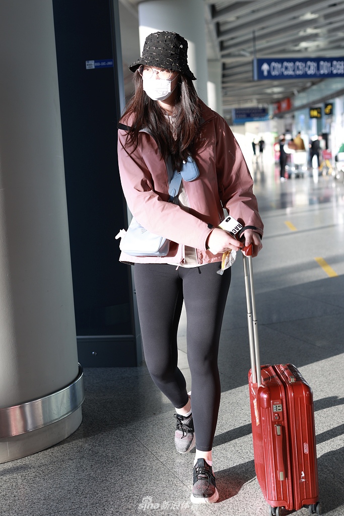 惠若琪独自现身机场 造型清新