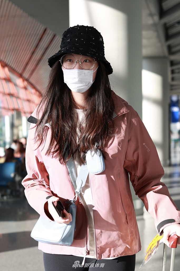 惠若琪独自现身机场 造型清新
