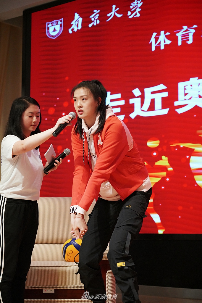 张常宁清新扮相亮相南京大学