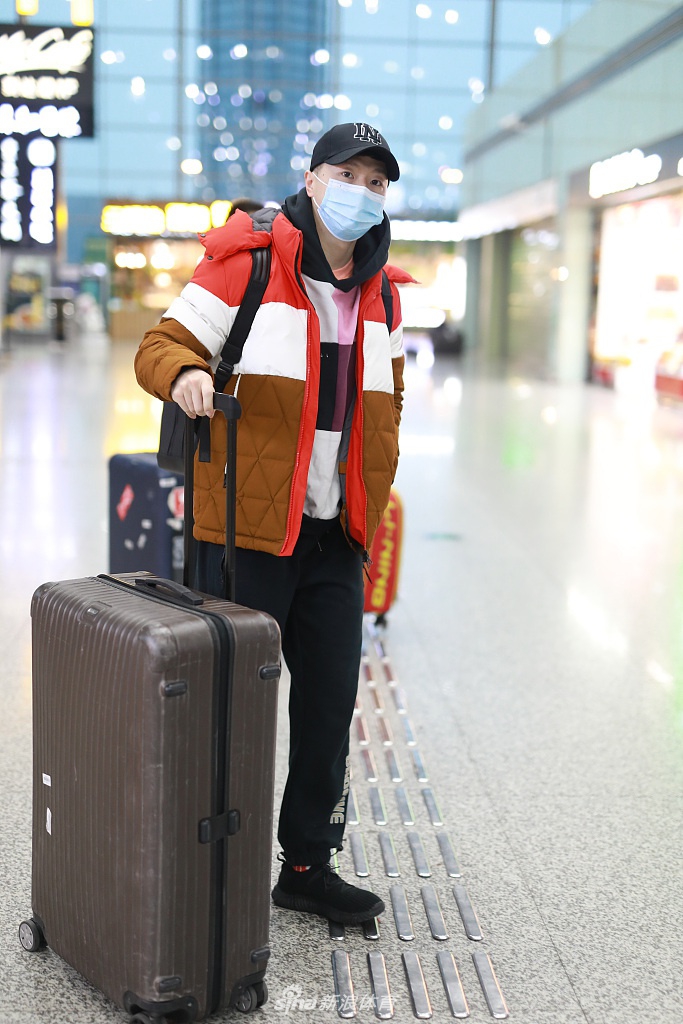 马龙刘诗雯现身成都机场