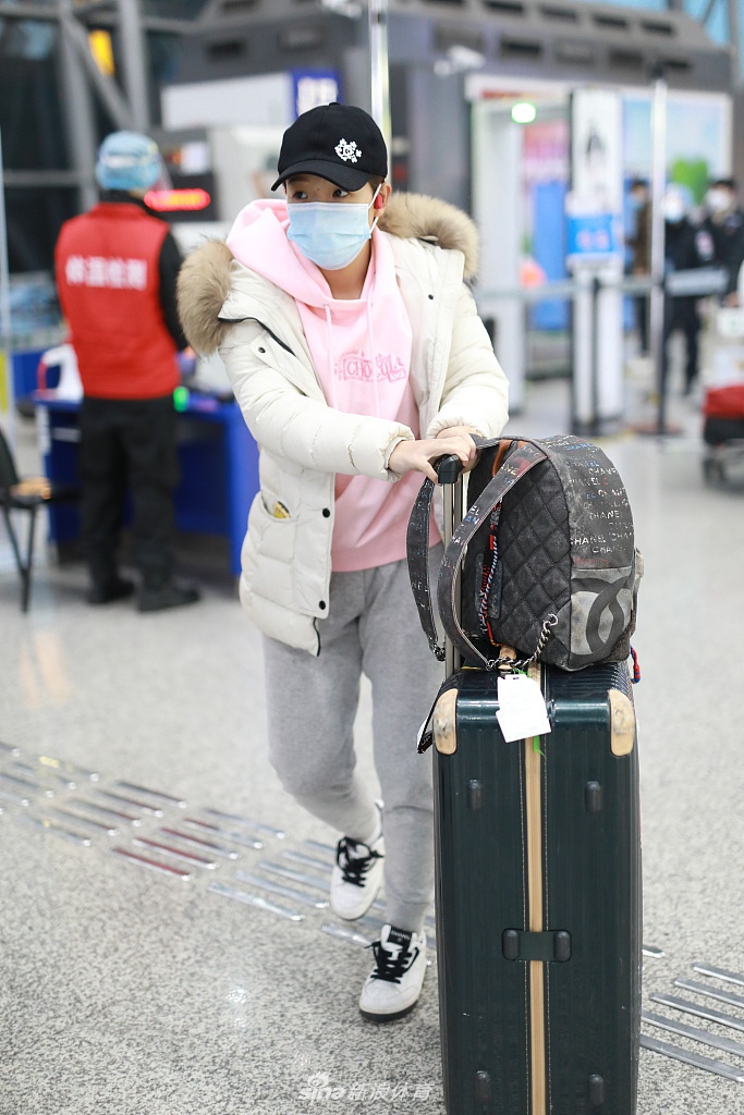 马龙刘诗雯现身成都机场