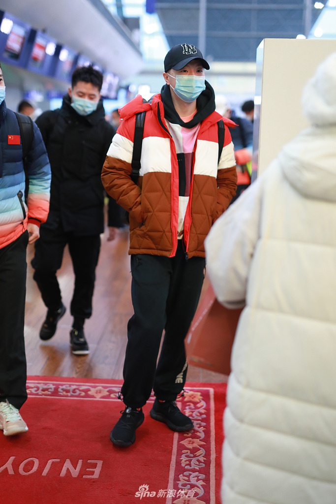 马龙刘诗雯现身成都机场