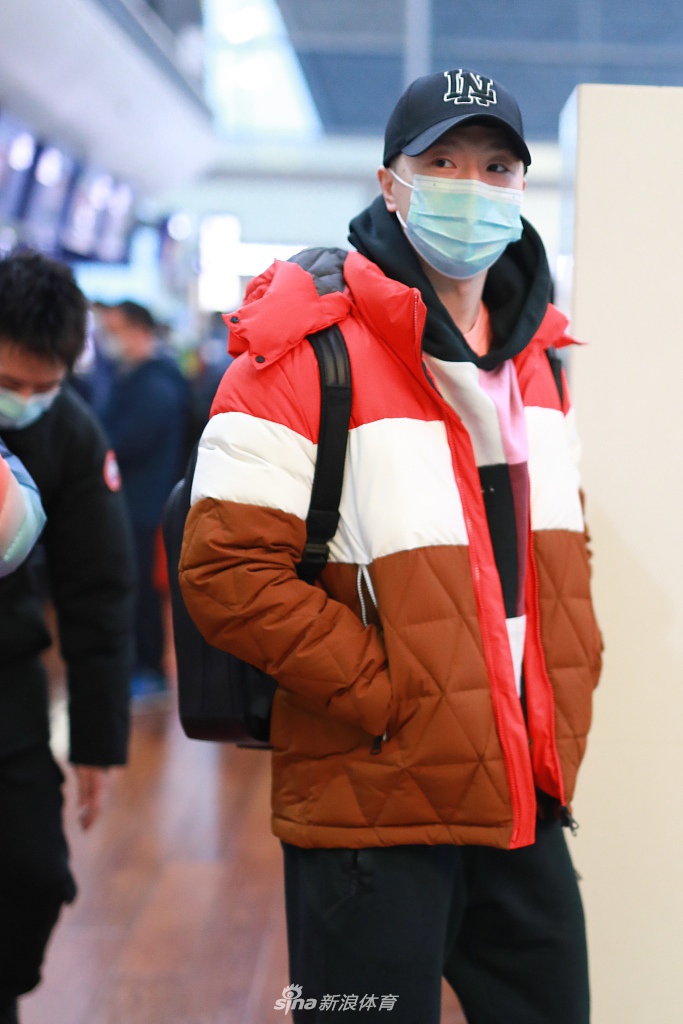 马龙刘诗雯现身成都机场