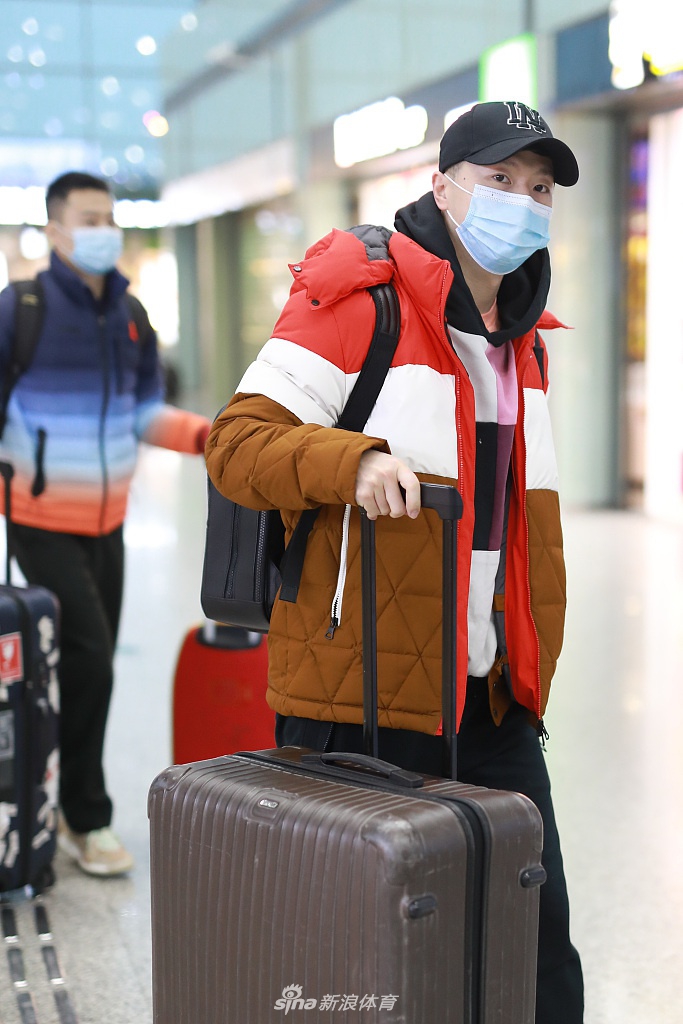 马龙刘诗雯现身成都机场