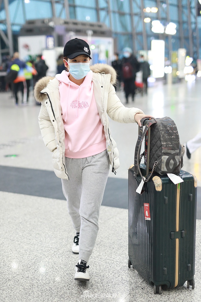 马龙刘诗雯现身成都机场