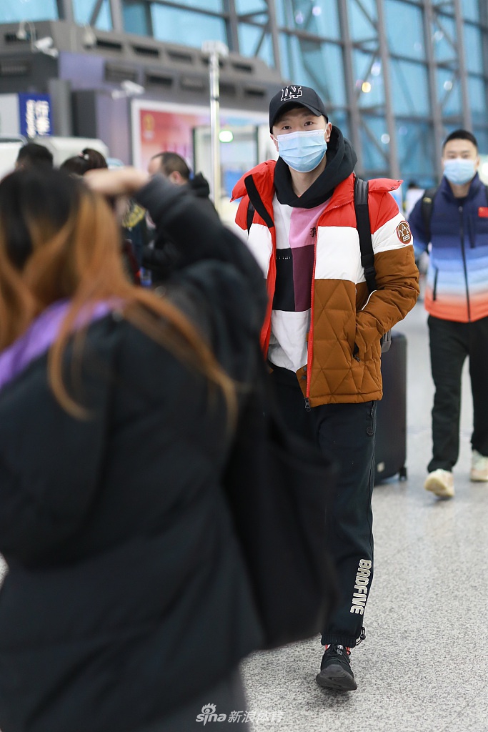 马龙刘诗雯现身成都机场