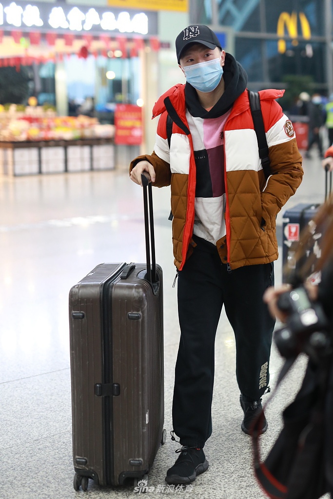 马龙刘诗雯现身成都机场