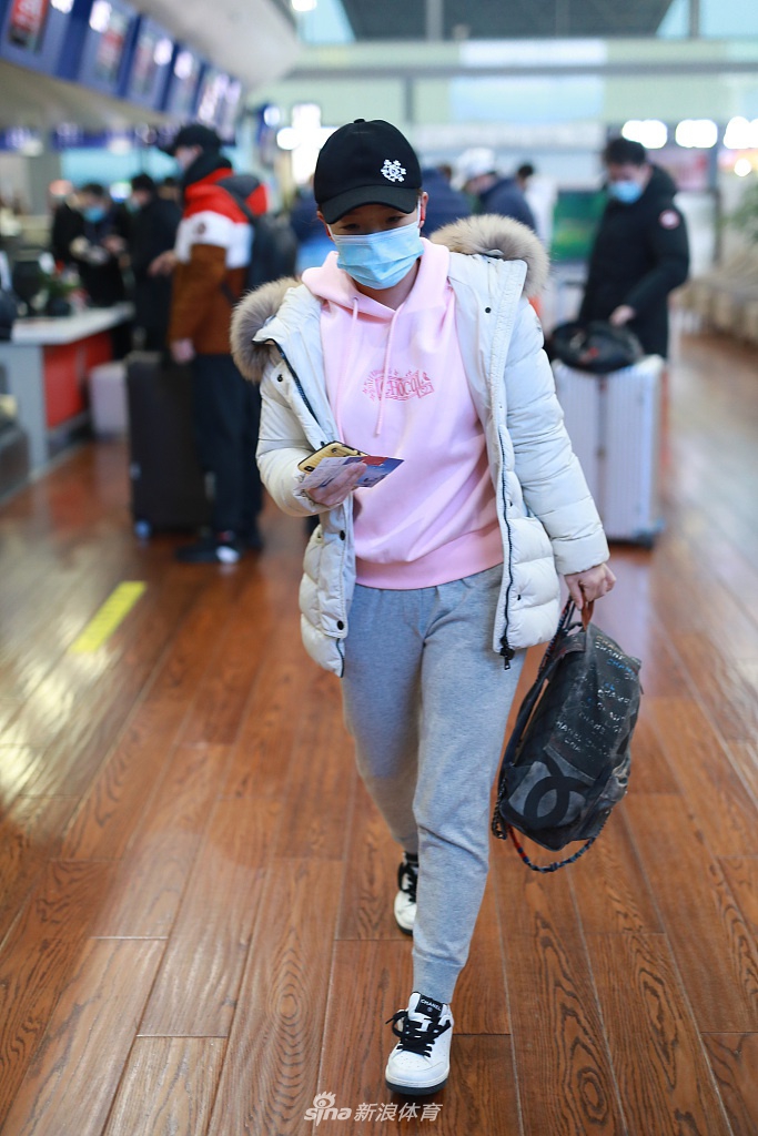 马龙刘诗雯现身成都机场
