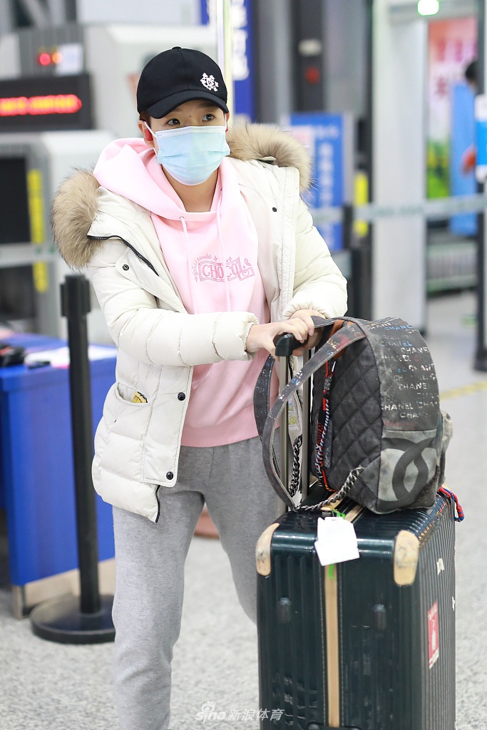 马龙刘诗雯现身成都机场