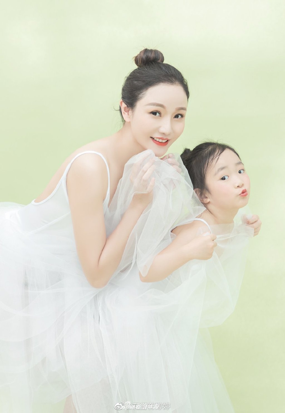 花游美女蒋婷婷与女儿拍亲子照