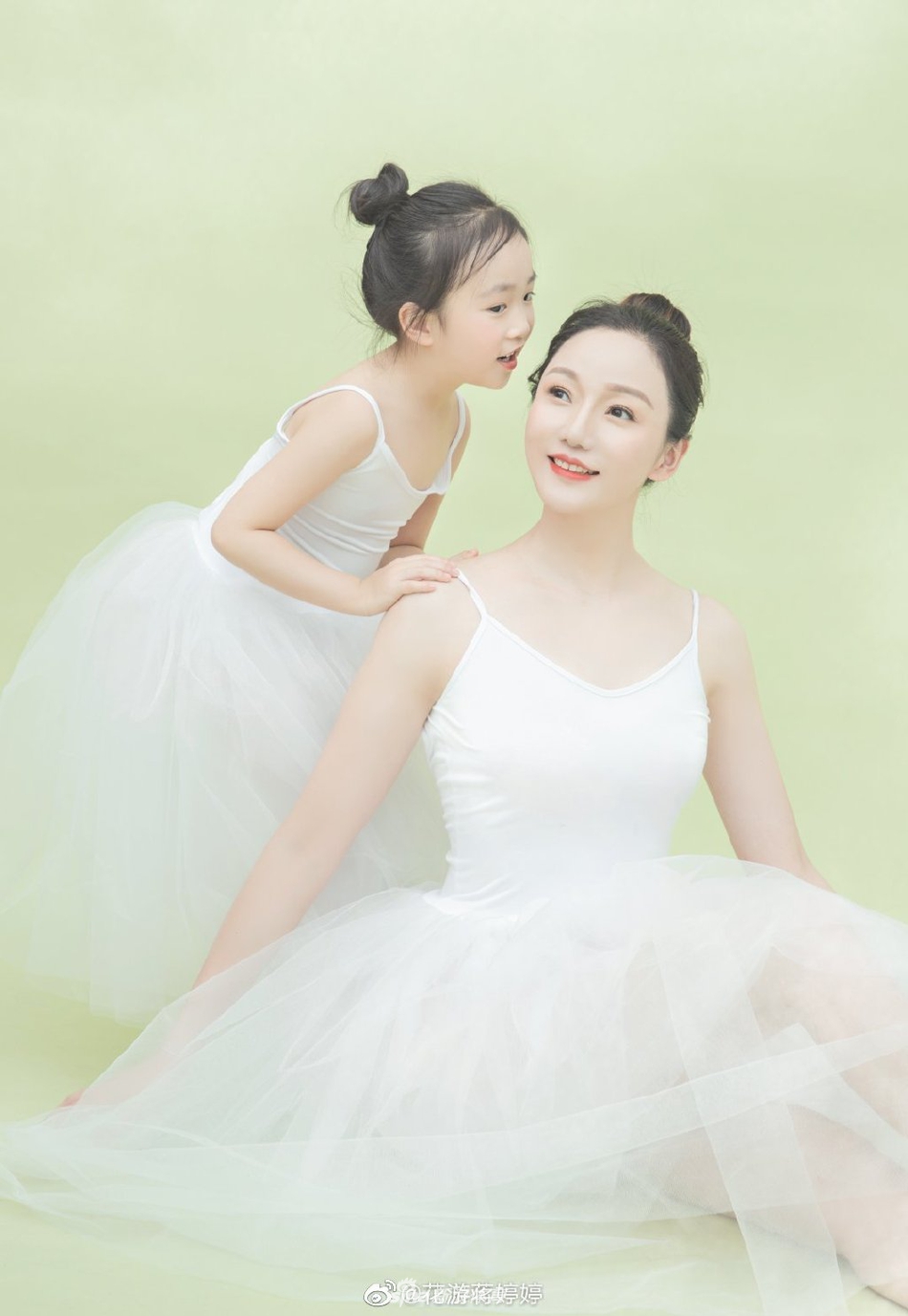 花游美女蒋婷婷与女儿拍亲子照