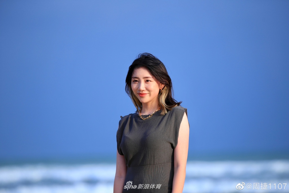 乘风踏浪 邹凯妻子周捷海边美照