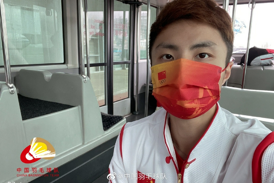 中国羽毛球队冒雨出征东京奥运会